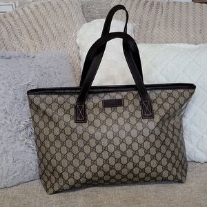 GUCCI GG Supreme Monogram MM Zippered Tote Bag... Authentic!!